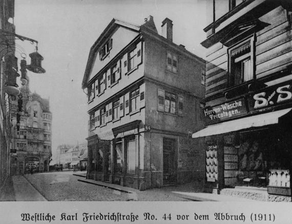 Historische schwarz-weiß Fotografie einer Straße mit mehrstöckigen Häusern