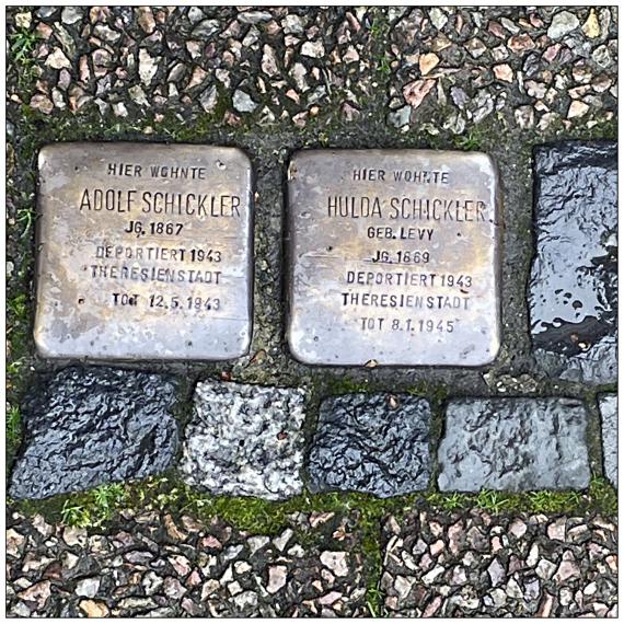 Stolpersteine vor dem jüdischen Schulhaus Im Kreise Nr. 24 - zweckentfremdet als sogenanntes “Judenhaus”