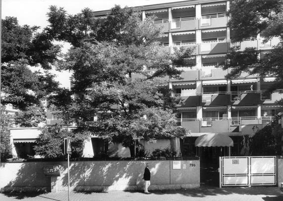 View of the facade and main entrance of the retirement center