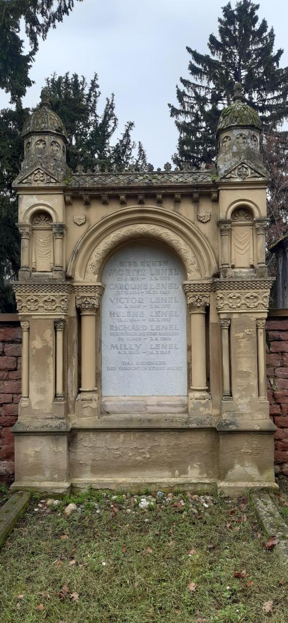 Großer Grabstein auf einem Friedhof