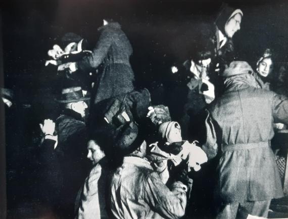 Black and white picture Deportation of Munich Jews:Jews