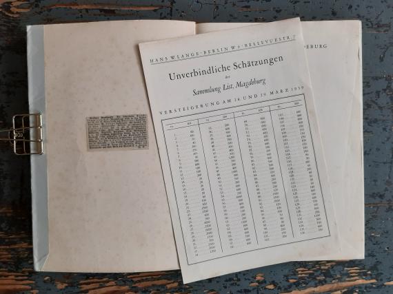 Aufgeschlagener Auktionskatalog mit Einlegeblatt