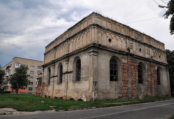 Fotografie eines hochgeschossiger Ruine auf quadratischem Grundriss 