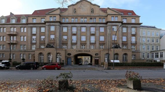 Fotografie der Fassade eines fünftstöckigen Hauses 