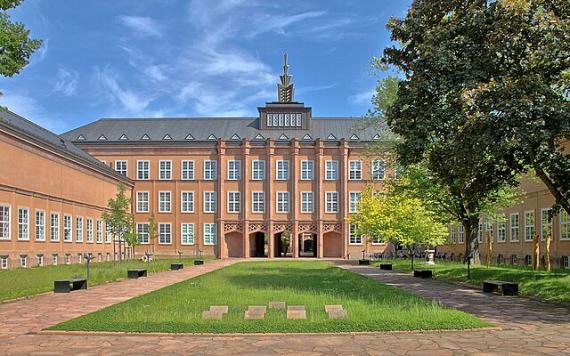 The inner courtyard of the Grassi Museum with the large neoclassical main wing with many windows