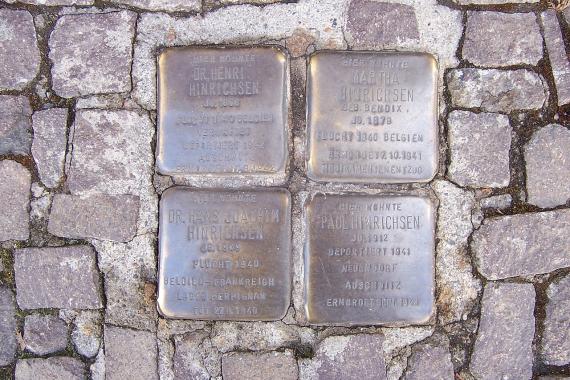 Vier Stolpersteine, die in das Straßenpflaster eingelassen sind, erinnern heute an das Schicksal der Familie Hinrichsen