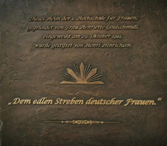 Die Bronzeplakette mit Text