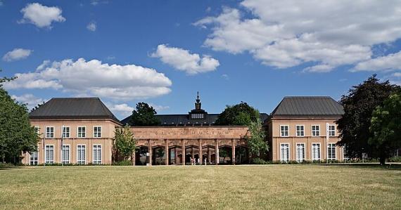 Das imposante Gebäude des Grassi-Museums von außen, mit je einem Gebäudeflügel links und rechts, die mit einem Arkadengang verbunden sind