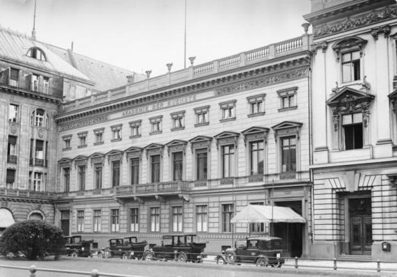 A black and white photo shows a monumental, three-storey town house in historicist style