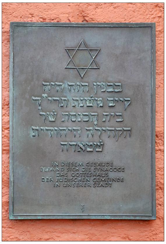 Tafel an der profanierten Synagoge in Stade