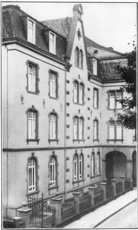 The photo shows the school building in Königswarterstraße