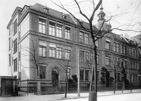 The illustration shows the school building at Tiergarten