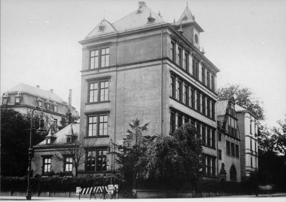 The picture shows the school building of the Israelite elementary school