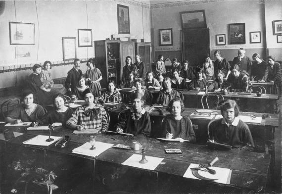 The illustration shows schoolgirls in a classroom