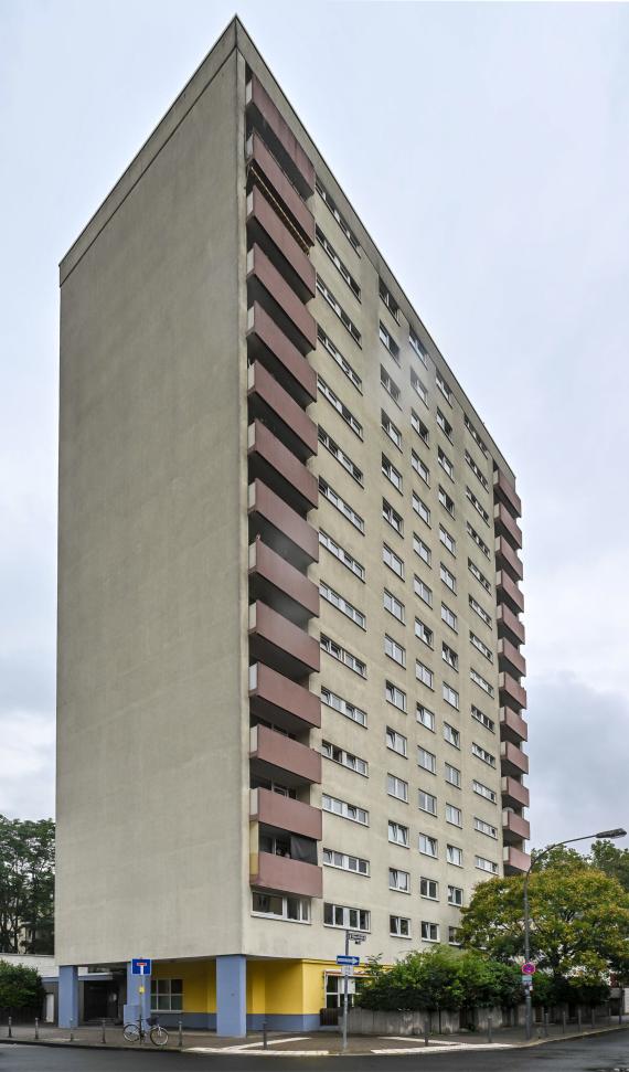 Auf dem Foto ist das Hochhaus an der Ecke Röderbergweg/Bärenstraße zu sehen