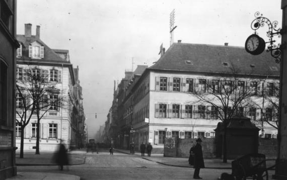 Historisches schwarz-weiß Bild auf eine Straße mit Häusern