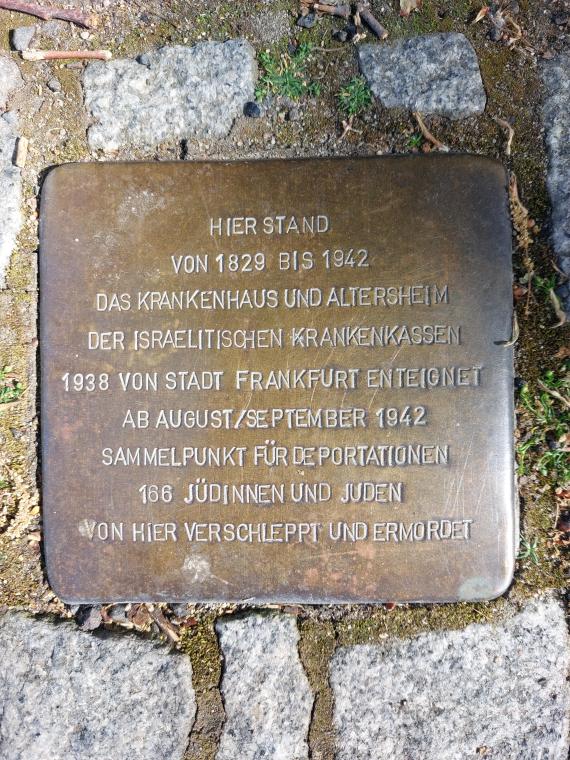 Zu sehen ist der Stolperstein an der Rechneigrabenstraße 18-20