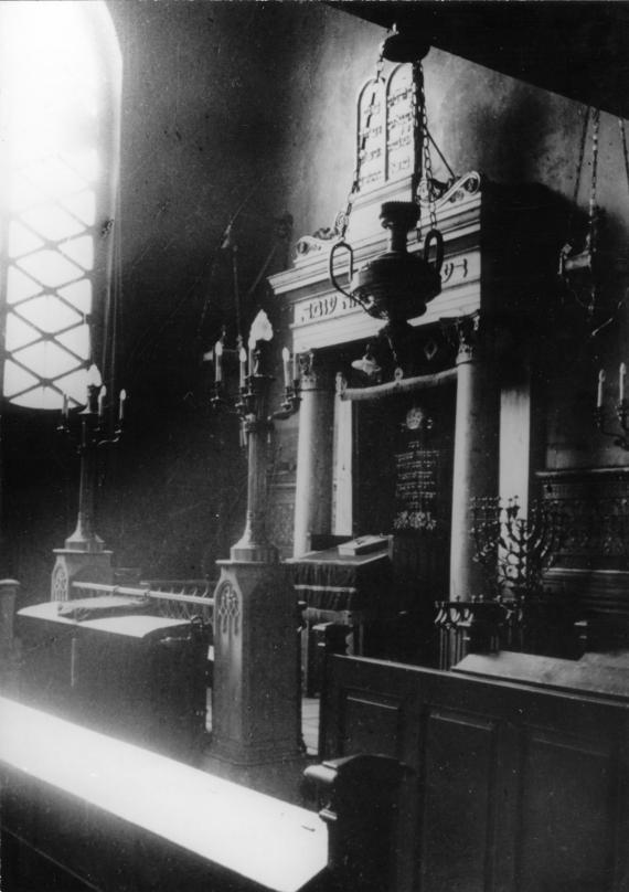 Zu sehen ist der Innenraum der Kippestub-Synagoge mit Toraschrein