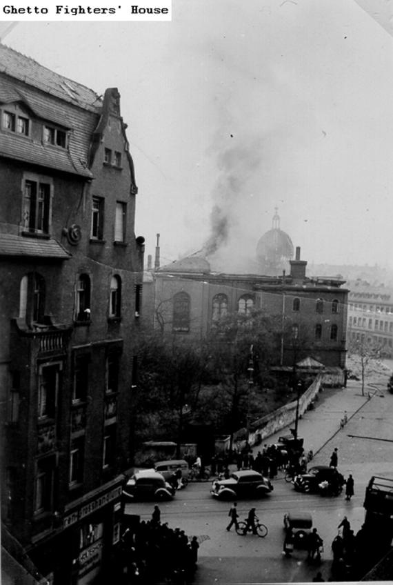 Large clouds of smoke rise from the burning Börneplatz synagogue