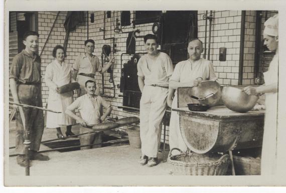 Bäcker und Lehrlinge beim Brotbacken 