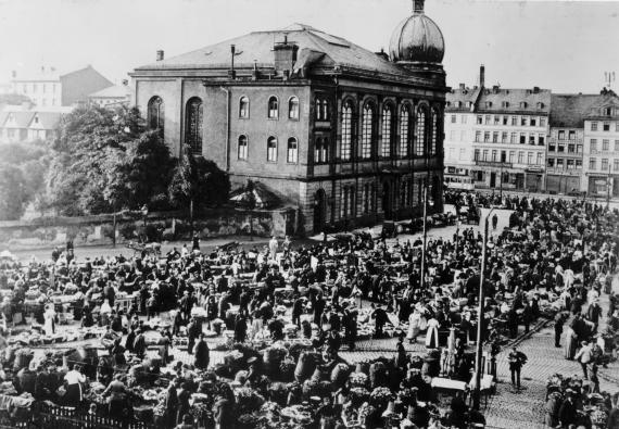 You can see the Börneplatz synagogue with a large gathering of people