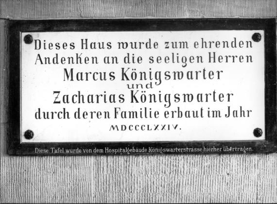 Gedenktafel an Marcus und Zacharias Königswarter, links am heutigen Haupteingang des Altenzentrums der Jüdischen Gemeinde Frankfurt am Main, Bornheimer Landwehr