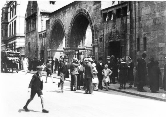 Vor der Synagoge Friedberger Anlage 