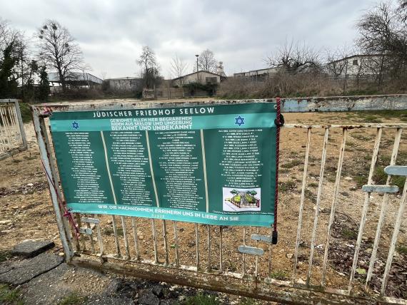 Am 11. März 2024 wurde am Eingangstor des zerstörten Friedhofs ein Banner mit den Namen von 115 Juden angebracht, die zwischen 1800 und 1940 auf dem Jüdischen Friedhof begraben wurden.