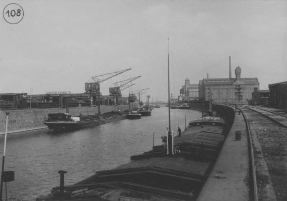 Hafenbecken mit den Frankfurter Mühlenwerken im Hintergrund