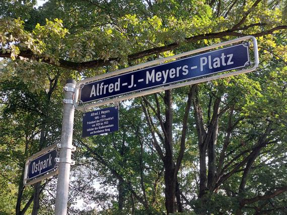 Straßenschild Alfred-J.-Meyers-Platz