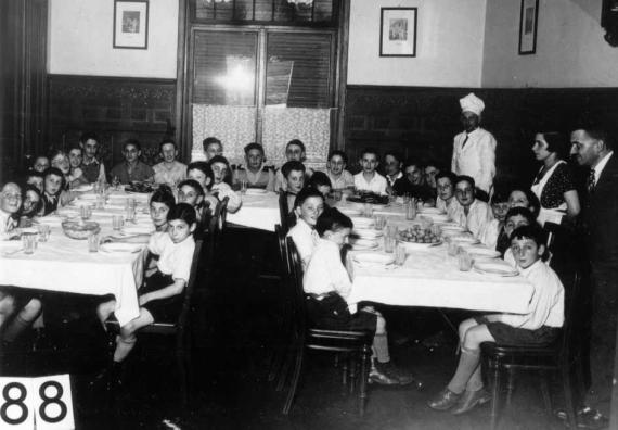 Abendessen im Wohnheim Beith Neorim (r.: Leiter Joseph Mayer)