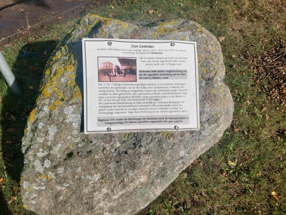 Gedenkstein für die Hachschara in Rüdnitz. Er befindet sich an der Zufahrt zum Gestüt und zur Reitanlage. Etwas südöstlich vom Bahnhof.