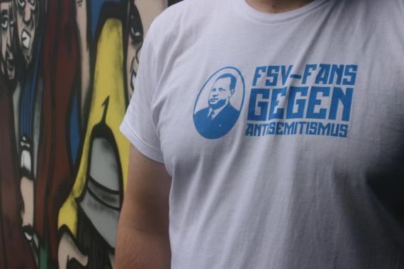 T-Shirt des FSV Fanprojekts mit dem Konterfei von Alfred J. Meyers