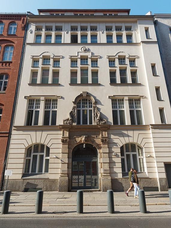 Frontalansicht auf Jugendstil-Gebäude