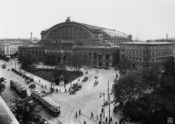 Ansicht von oben auf den historischen Anhalter Bahnhof. Schwarz-Weiß Bild 