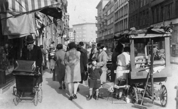 Schwarz-Weiß Bild. Straßenszene im ehemaligen jüdischen Viertel Berlins.