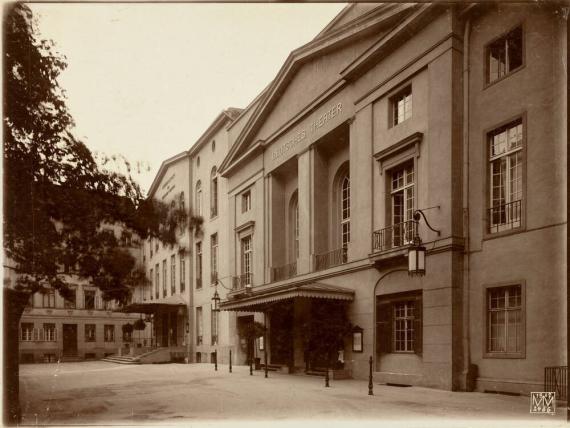 Seitenansicht eines großen Gebäudes (Theater). Bild in Sepia-Tönung