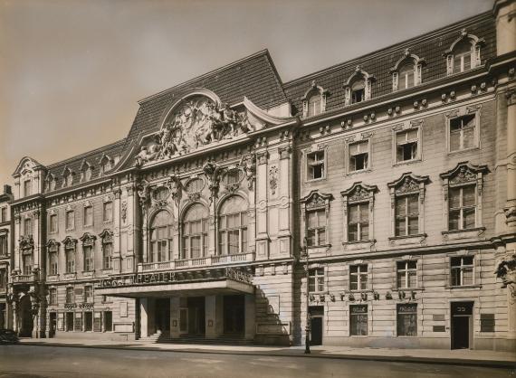 Seitenansicht eines großen Gebäudes. Historisches Foto.