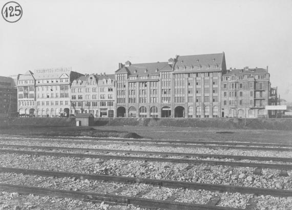 Handelskontore an der Hanauer Landstraße; ganz rechts im Bild die Papierwarenfabrik