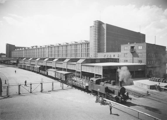 Großmarkthalle von Süden mit Hafenbahn
