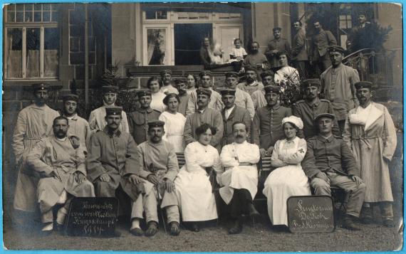 Foto-Karte - Feldpost - versandt vom " Sanatorium Dr. Pick " am 28. Oktober 1914  -  Verwundete vom westlichen Kriegsschauplatz 1914 vor dem Sanatorium