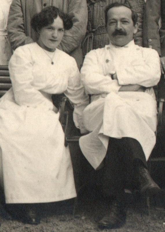 Foto-Karte - Feldpost - versandt vom " Sanatorium Dr. Pick " am 28. Oktober 1914  -  Ausschnittvergrößerung Dr. Arthur Pick mit Ehefrau Bertha Pick, geb. Hammerstein