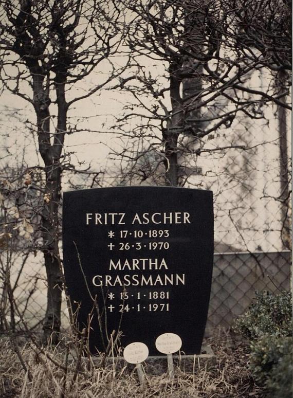 Fotografie des Grabsteins von Fritz Ascher und Martha Grassmann.