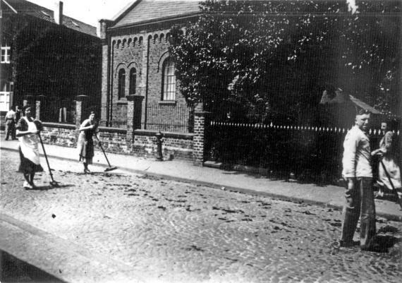 Reinemachen vor der Synagoge