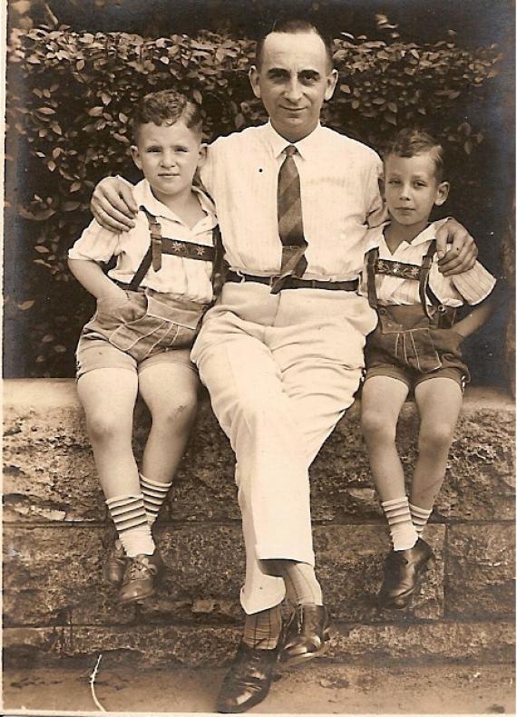 Louis Eisfelder sitting with his young sons at his side. Erwin (left) and Horst (right), Berlin 1931.