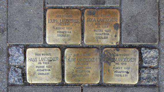 Stolpersteine verlegt für die Familie Landecker, die durch Emigration nach Südafrika ihr Leben rettete