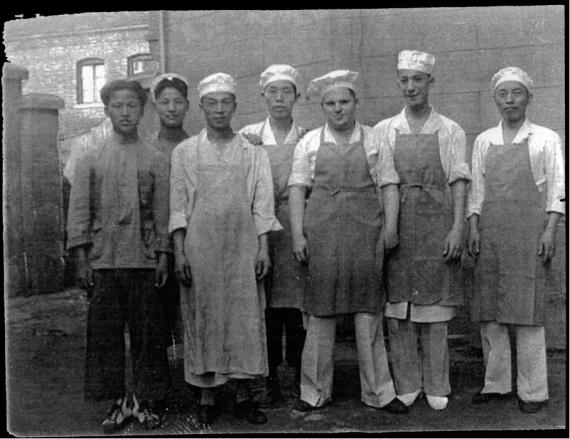 Group photo of Erwin Eisfelder and a family member with 5 Chinese Café Louis bakers