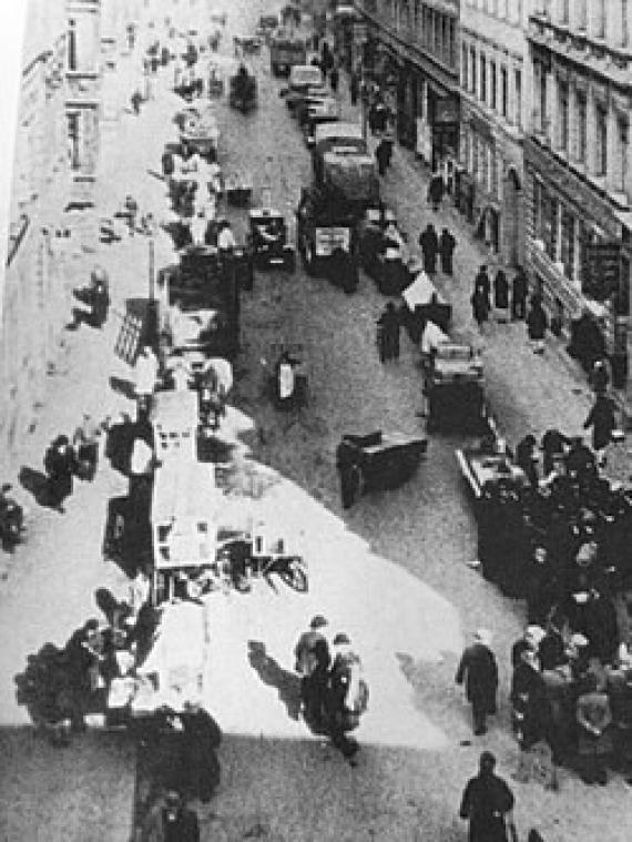 Grenadierstraße around 1930 with the view from the corner of Grenadierstraße and Münzstraße towards Rosa-Luxemburg-Straße.