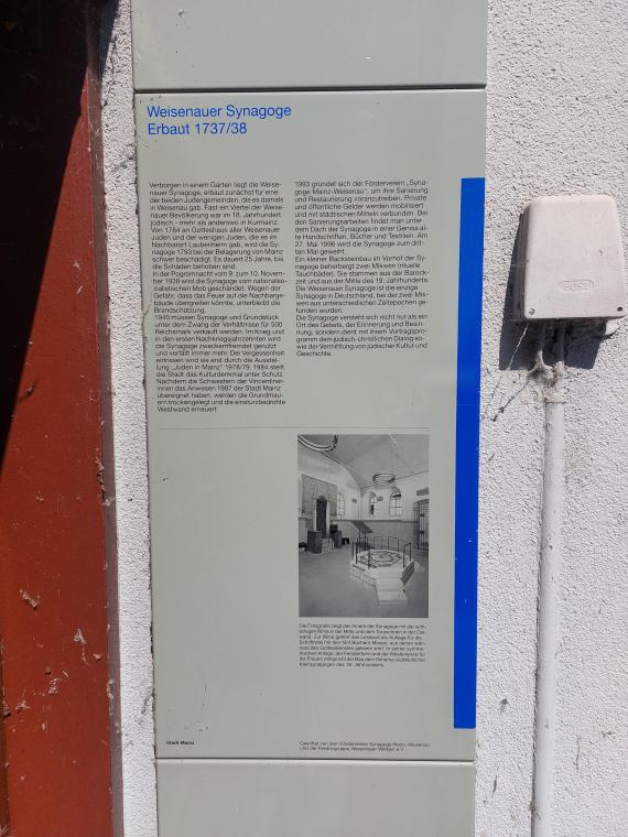Infotafel am Eingang zur Synagoge