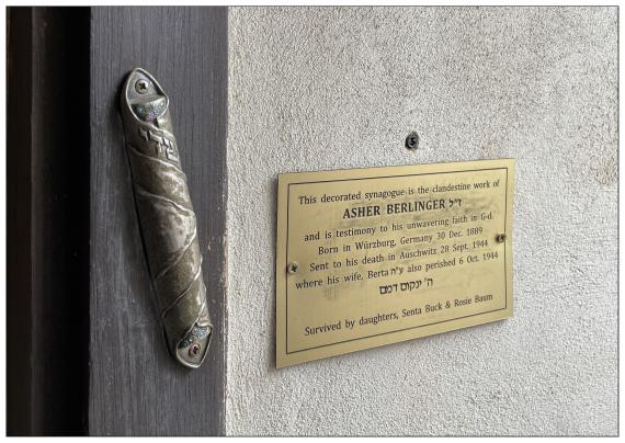 Mesusa (Mezuzah) am Türpfosten des Versteckten Betraumes